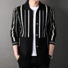 Inverno nuova moda uomo cardigan lavorato a maglia maglioni uomo bavero casual trendy gioventù giacca verticale oversize con bottoni calore giacca nera lavorata a maglia