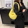 Bolsas de noche Textura suave Bolsa de hombro de gran capacidad para mujer Viajero Ocio Puff Cloud Japonés y coreano Plisado 230828