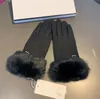 Luvas Designer Mulheres Inverno Matt Fur Mittens Dedos Luvas de Couro Touch Screen Ciclismo Quente Isolado Pele de Carneiro Fingertip Luvas Tamanho M L