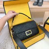 Designer Baguette Classic Woven Bag Bolsas Mulheres Designer Ombro Largo Strap Bolsas Senhora Vintage Escritório Preto Crossbody Bolsa 231115 220505