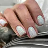 Faux ongles français mode courte ronde paillettes argent faux bleu violet dégradé Aurora tranches ongles conseils pour salon