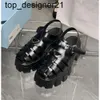 Vrouw Designer luxe lederen sandalen Rubber Sandaal Dames 23ss Platform Slides Driehoek Metalen Slippers Retro Strand Loafers Ronde sandalen