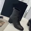 Botas de couro britânica retro dedo do pé redondo martin botas de comprimento médio inverno novas botas elásticas confortáveis solas macias mulheres