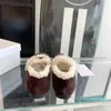 Designer mulheres sapatos casuais sandálias de alta qualidade lã macia cor pura fofo peludo carta bordado deslizamento em sola plana quente confortável senhoras mocassins