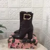 Elegante Luxus-Designer-Stiefel für Damen, 10,5 cm dicker Absatz, modischer Stiefel, lässiger seitlicher Reißverschluss, geprägtes Steinmuster, echtes Leder, quadratische Zehen-Stiefeletten