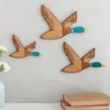 Dekorativa föremål Figurer 3st/Set Home Decor Wood Duck Artificial Vivid Ornament Bedroom Hållbart kontor Flying Animal Wall Hanging Gift 230926