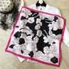 Designer Lettre Floral Foulard En Soie Marque De Mode Écharpe Rétro Imprimé Floral Haute Qualité Fleur Châle Fille Amour Cadeaux Design De Mode Accessoires Châle Wrap 50X50 cm ASG