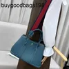 Designer Garden Party Bags Baotou Cowhide Lizhi Mönster Kvinnväska Casual One Shoulder Color Contrast Wide Belt Handväska Kvinnor har logotyp KR8C