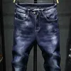 Mäns jeans 2023 Spring och Autumn New Fashion Trend Solid Colic Elastic Jeans Men Casual Slim bekväm högkvalitativ liten fotbyxor L230927