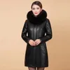 Cuir pour femme Faux cuir hiver mère épaissir veste en cuir PU noir 6XL col de fourrure pour femme Parkas à capuche pardessus longues vestes en simili cuir en coton 230927