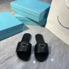 Kadın tasarımcılar terlik sandaletler düz slaytlar flip floplar yaz orijinal üçgen deri açık loafers banyo ayakkabıları klasik siyah çift plaj kıyafeti terlikleri 35-43