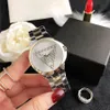 Gli orologi da polso al quarzo con cinturino in acciaio in metallo stile triangolo di cristallo della ragazza delle donne della vigilanza di marca di moda di lusso di Gues all'ingrosso orologio digitale di spedizione gratuita