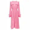 Casual klänningar 2023 långärmad klänning kvinnor söt rosa vestidos mujer koreansk mode singel bröst elastisk midja veckad midi