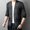 Desinger Fashion Men's Sticke Cardigans Slim Montering Striped Stick med matchande färg Varma tröjor Män avslappnade trendiga rockar Pluz Size Jacket Male Clothes Coats