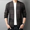 Desinger Fashion Men's Sticke Cardigans Slim Montering Striped Stick med matchande färg Varma tröjor Män avslappnade trendiga rockar Pluz Size Jacket Male Clothes Coats