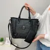 Borsa a tracolla all'ingrosso in fabbrica borsa da strada con rivetti cool quest'anno popolare borsa da donna in pelle spessa con personalità zaino portamonete borse moda 8419 #