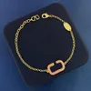 Fascino di lusso Gioielli da donna Bracciale in oro Rettangolare scavato Logo intarsiato con diamante rosa Squisito stilista Bracciale da donna splendido e abbagliante