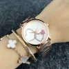 2023 Femmes Montre Designer Mode M Design Marque K Quartz Montres-bracelets pour femmes Fille Cristal coloré Amour Coeur Forme Style Métal Acier Bande Livraison Gratuite