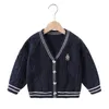 Cardigan Ragazzi e ragazze stile preppy cartoon baby cardigan lavorato a maglia autunno bambini bambini portano maglione cappotto. 230927