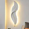 Lámparas de pared Nordic Modern Creative Feather Light Lámpara LED Dormitorio Iluminación de noche Sala de estar Tv Fondo Decoración Resina LampW209Y