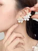 Sırtlar Küpe Şık yüksek dereceli mizaç freesia çiçekler tek taraflı kulak kemik kelepçesi