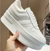 scarpe casual da donna stilista sneakers con fondo spesso e aumento della piattaforma alta e piatta, solide donne bianche