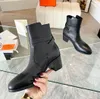 Mulheres de inverno botas nuas de salto grosso moda cowskin cabeça redonda fivela decoração luxo Itália na moda vestido de noite salto alto botas de marca famosa UE 35-42