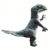 1pc, Jurassic Dinosaur opblaasbaar pak (82,67" X 90,55 "), angstaanjagende velociraptor gekleed in Halloween-kostuums, zomerkampeerkleding, afstudeerbal Vaderdag