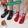 Chaussettes pour hommes Noël aspiration magnétique main dans la main chaussettes noir blanc unisexe tenant par la main chaussettes longues filles Harajuku mignon couple chaussette en coton 230927