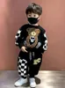 Kleidung Sets Oansatz Patchwork Sweatshirt Kinder Conjunto Print Bär Langarm Tops Jungen 2 Stück Sets Kinder Schnüren Jogger Hosen outfit 230927