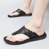 Kapcia 2023 Letnie męskie klapki ręcznie robione skórzane moda klapki oddychające na zewnątrz Wygodne proste sandały