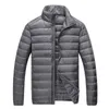 Herren-Daunenparkas Schinteon Herren Ultraleichte weiße Entendaunenjacke Dünner Stehkragen Einfarbig Einfache Herbst-Outwear YQ230927