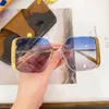 豪華なデザイナー女性メタルスクエアサングラスOcchiali da sole quadrati metallici donna metal frame gradient gradient leans high Quality 1994 Lady Sunglasses