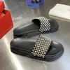 lyxiga designers skor sandaler kvinnor herr gummi smal loubi flip flops glansig man nit spik tofflor damer kampanj broderier glider sandales med låda