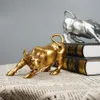 Obiekty dekoracyjne figurki ouuu żywica Gold Wall Street Bull Ox Statua Ornament biurowy biurko dekoracyjny salon wnętrz