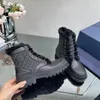 Stivaletti da donna di design di lusso Stivaletti mezzi Stivali in pelle di vitello neri di qualità Scarpe stringate piatte con cerniera regolabile Stivali in lana