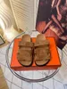 24SS Sandal Women’s في Shearling مع قطع شهيرة. بالنسبة لسيارات مصممة للسيدات الكلاسيكية الجريئة والرائعة على النمط الكلاسيكي.