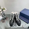 Stivaletti da donna di design di lusso Stivaletti mezzi Stivali in pelle di vitello neri di qualità Scarpe stringate piatte con cerniera regolabile Stivali in lana