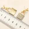 Kolczyki nowe kolczyki zamka Wspaniałe projektowanie literowe kolczyki stadnorskie marka luksus love biżuteria jesień moda dziewczyna 18k złota kolczyki
