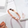 Armreif Böhmisches Damen-Armband aus Stahl und Titan mit drei Ringen, dünner Ring, geeignet für Geburtstagsfeier-Schmuck, Jubiläumsgeschenk