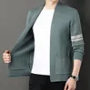 Precio de venta completo Desinger Moda para hombre Cárdigans de punto ajustado tejido a rayas cálido azul clásico Suéteres Hombres Casual Abrigos de moda Chaqueta masculina ropa de gran tamaño