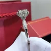 Geoki Plata de ley 925 Corte perfecto 2 Ct 8 mm Prueba de diamante aprobada D Color VVS1 Moissanite Snow Queen Anillo Joyería de fiesta de lujo Cl2774