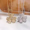 Halsband van-clef arpes designer lyx mode kvinnor förtjockade 18k rosguld full diamant kronblad blomma hänge perfekt för flickors semestergåvor