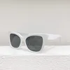 نظارات شمسية للسيدات للمصممين 02zs أزياء في الهواء الطلق طراز عين العين النمط نظارات مضادة للانقراطيات UV400 الرجعية الألياف الألياف الكاملة نظارات الإطار الكامل مربع عشوائي 02