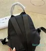 Mochila de lona para mujer Bolsos de hombro Bolso cruzado diagonal Bolsos de diseño de lujo para mujer Titular de la tarjeta Insignia de esmalte triangular Tamaño pequeño 24 cm