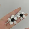 Orecchini con perno AENSOA 2023 Europa Vintage Bianco Nero Smalto Fiore di metallo Piccolo per le donne Orecchino di dichiarazione di personalità della moda