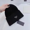 Klasik Tasarımcı Kış Beanie Moda Mektupları Erkekler İçin Örgü Kapaklar Baskı Kadınlar Ters Üçgen Desenli Yün Şapkaları 4 Season178s