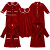 Familie bijpassende outfits Kerstgewaden voor kinderen Pyjama Rood Gouden Fluwelen Jurk Familie Match Jongen Meisje Kerstkostuum Peuter Witer Nachtkleding Pyjama 230927