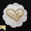 Lüks Kadın Tasarımcı Marka Mektubu Broş Pimleri 18K Altın Kaplama Külle Kristal Rhinestone Takı El Yapımı Deri Broş Pin Erkekler Evlenerek Düğün Partisi Bezi