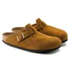 Sandalias de diseñador Mujeres Hombres Mocasines de cuero de gamuza Placa-forma Plana Zuecos Zapatos de playa Zuecos Boston Zapatillas de piel de oveja Tirador de cabeza Corcho